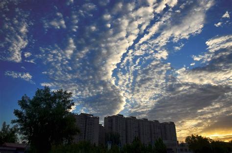 蔚縣今天什麼天氣？且看天際雲卷雲舒，似是大自然在吟詩作畫，為蔚縣披上層層絢麗絨被。而這一天氣之變幻莫測，不正如同文人墨客筆下流淌的千變萬化的情感嗎？