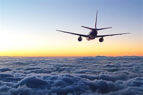 爲什麼飛機延誤 因爲天空中的雲朵在開派對